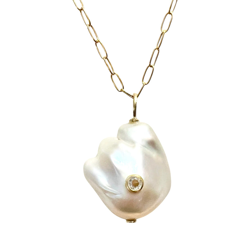 Clear Eye Pearl Pendant Necklace